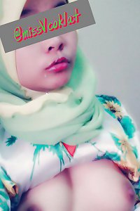 malay- awek tudung baju kurung show tetek